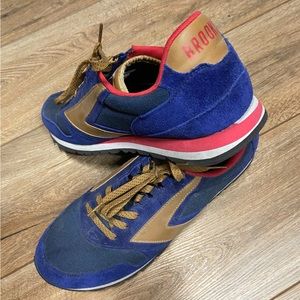 Mens Brooks tennis shoes. Size 13